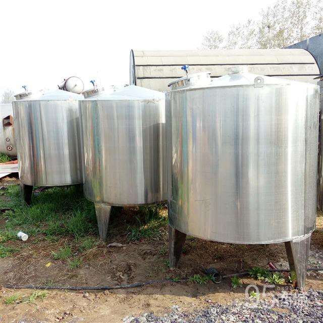 Sale of 2000L stainless steel tanks