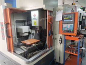 工厂转型赔本出售[华一精机650雕铣机]